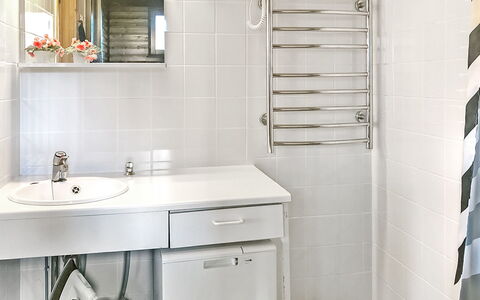 Rukakuru 47: Baño, Arreglo De Tubería, Pared, Diseño De Interiores, Lavabo, Piso, Lavabo Del Baño, Suelo, Grifo, Plomería