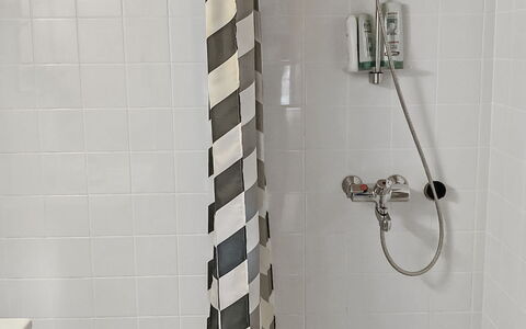 Rukakuru 47: Arreglo De Tubería, Piso, Baño, Suelo, Diseño De Interiores, Plomería, Cortina De La Ducha, Loseta, Habitación, Ducha