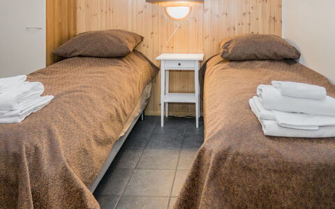 Rukatonttu D 13: Cama, Habitación, Lecho, Sábana, Pared, Suelo, Madera, Piso, Diseño De Interiores, Mueble