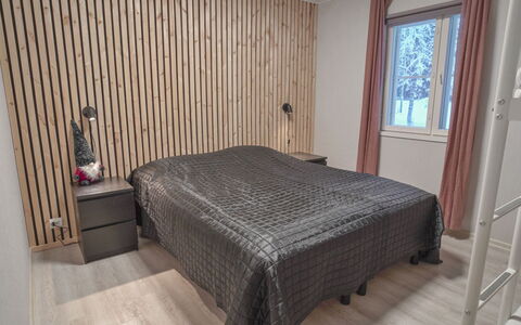 Iso-Karpalo B: Cama, Piso, Habitación, Mueble, Suelo, Diseño De Interiores, Madera, Sábana, Lecho, Techo