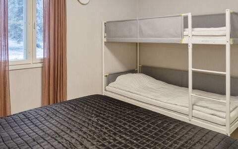 Iso-Karpalo B: Cama, Habitación, Suelo, Sábana, Piso, Lecho, Madera, Diseño De Interiores, Linos, Marco De La Cama