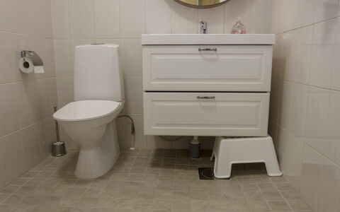 Iso-Karpalo B: Piso, Suelo, Asiento Del Baño, Diseño De Interiores, Baño, Mueble De Baño, Arreglo De Tubería, Baño, Gabinetes, Loseta