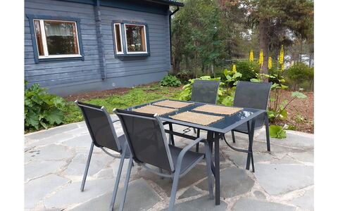Riekkotupa: Mueble, Silla, Mueble Para Exteriores, Mesa, Madera, Mesa Al Aire Libre, Cocina Y Comedor Mesa, Sombra, Jardín, Paraguas