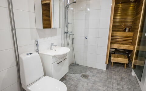 Ylälänsi 3 As 2: Piso, Suelo, Arreglo De Tubería, Madera, Baño, Baño, Diseño De Interiores, Plomería, Asiento Del Baño, Lavabo