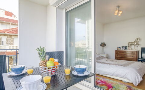 Océana: Mesa, Mueble, Propiedad, Planta, Ventana, Azur, Edificio, Gabinetes, Textil, Silla