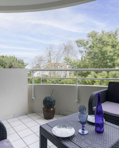 Les Terrasses du Golf: Cielo, Mueble, Propiedad, Mesa, Nube, Vajilla, Silla, Edificio, Sombra, Arquitectura