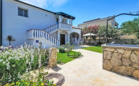 Tone: Barrio Residencial, Casa, Casa, Inmuebles, Sombra, Paisajismo, Jardín, Hacienda, Suburbio, Losa