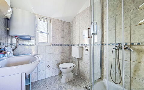 Tone: Arreglo De Tubería, Piso, Suelo, Diseño De Interiores, Baño, Techo, Plomería, Habitación, Grifo, Loseta