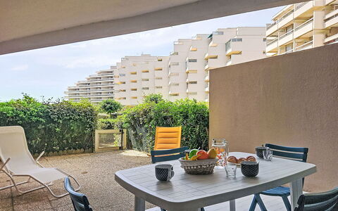 Canet-Plage 500: Mueble, Departamento, Mueble Para Exteriores, Balcón, Sombra, Condominio, Silla, Mesa Al Aire Libre, Eco Hotel, Recurso