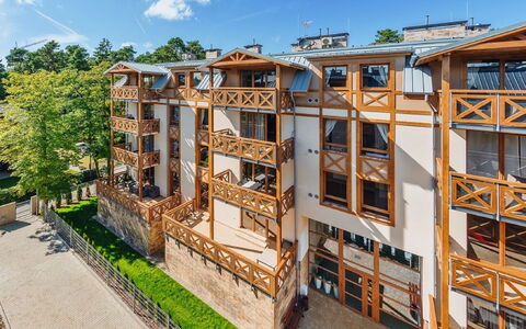 Rezydencja Park Rodzinna: Cielo, Edificio, Planta, Nube, Propiedad, Árbol, Ventana, Diseño Urbano, Condominio, Madera