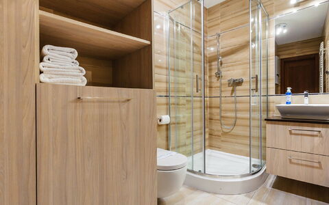 Rezydencja Park Rodzinna: Arreglo De Tubería, Edificio, Espejo, Grifo, Baño, Madera, Diseño De Interiores, Ducha, Puerta De La Ducha