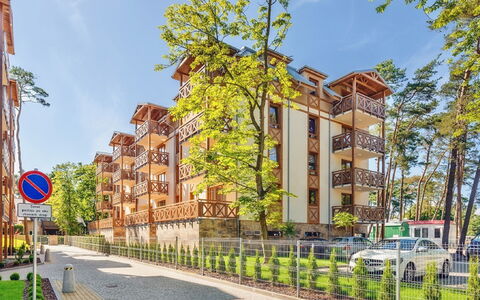 Rezydencja Park Rodzinna: Planta, Cielo, Edificio, Ventana, Verde, Árbol, Infraestructura, Diseño Urbano, Amarillo, Superficie De La Carretera