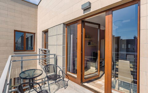 Sopocka Rezydencja: Edificio, Mueble, Ventana, Madera, Puerta, Arquitectura, Sombra, Casa, Piso, Condominio
