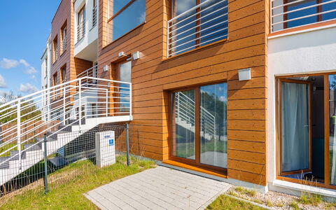 Residence Jastrzębia Góra: Edificio, Ventana, Propiedad, Madera, Cielo, El Terreno Del Lote, Diseño Urbano, Escalera, Sombra, Pendiente