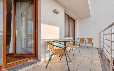 Na Klifie: Mueble, Edificio, Ventana, Madera, Naranja, Sombra, Diseño De Interiores, Rectángulo, Silla