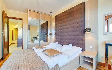 Na Klifie: Mueble, Propiedad, Edificio, Comodidad, Azur, Puerta, Madera, Diseño De Interiores, Marco De La Cama