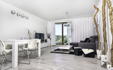 Na Klifie: Mueble, Propiedad, Mesa, Edificio, Sofá, Planta De Casa, Silla, Comodidad, Madera, Arquitectura