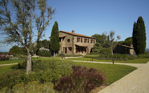 Campo Valerio: Planta, Cielo, Edificio, Árbol, Paisaje Natural, El Terreno Del Lote, Ventana, Casa, Hierba, Cabaña