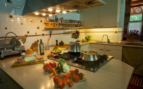 Campo Valerio: Comida, Mesa, Vajilla, Mostrador, Cocina, Diseño De Interiores, Cocina, Gabinetes, Grifo