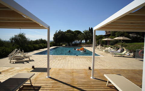 Campo Valerio: Cielo, Piscina, Sombra, Agua, Rectángulo, Mueble Para Exteriores, Sunlounger, Ocio, Madera, Techo