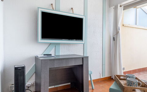 Les Jardins de la Plage: Mueble, Edificio, Mesa, Escritorio De Computadora, Ventana, Televisión, Gabinetes, Madera, Diseño De Interiores