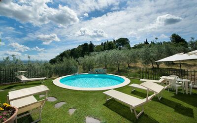 Francigena: Nube, Agua, Edificio, Planta, Cielo, Propiedad, Piscina, Naturaleza, Azur, Árbol