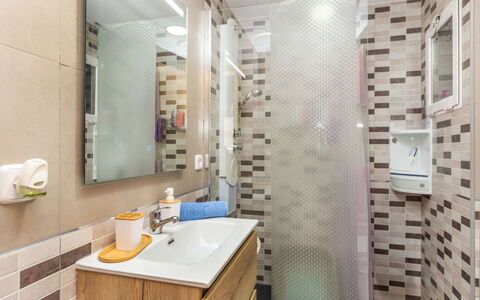 Cloud: Baño, Diseño De Interiores, Arreglo De Tubería, Piso, Suelo, Lavabo Del Baño, Baño, Plomería, Espejo, Lavabo
