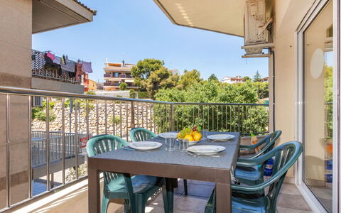 Cloud: Balcón, Departamento, Silla, Sombra, Cocina Y Comedor Mesa, Condominio, Mueble Para Exteriores, Mesa Al Aire Libre, Manchas De Madera, Porche