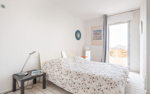 Soleil Bleu: Mueble, Edificio, Comodidad, Ventana, Madera, Cama, Sombra, Diseño De Interiores