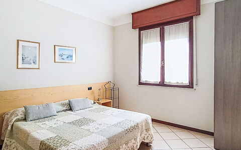 Bonatti: Cama, Lecho, Diseño De Interiores, Mueble, Habitación, Suelo, Sábana, Piso, Habitación, Madera
