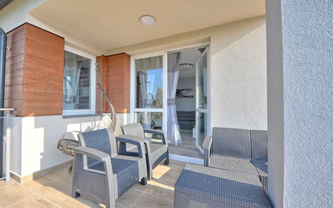 Naleczow 100: Mueble, Comodidad, Ventana, Sombra, Edificio, Madera, Sala, Planta De Casa, Piso, Suelo