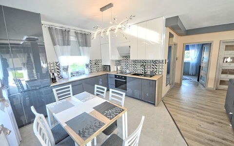 Naleczow 100: Mesa, Sofá, Mueble, Edificio, Gabinetes, Silla, Mostrador, Diseño De Interiores, Arquitectura, Casa