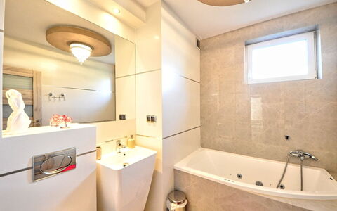 Naleczow 100: Espejo, Grifo, Arreglo De Tubería, Propiedad, Bañera, Baño, Lavabo, Lavabo Del Baño, Diseño De Interiores