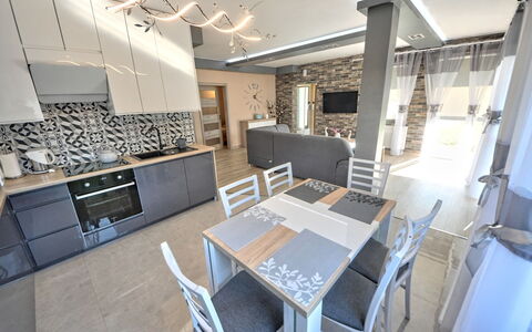 Naleczow 100: Mesa, Mueble, Sofá, Silla, Cocina, Diseño De Interiores, Sala, Edificio, Suelo, Casa