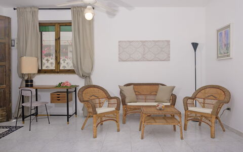 Villa Marlene: Mueble, Edificio, Mesa, Propiedad, Silla, Madera, Casa, Diseño De Interiores, Piso, Cortina