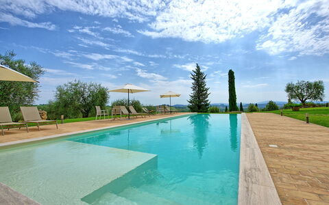 Villa Le Buche: Agua, Nube, Cielo, Planta, Piscina, Árbol, Cuerpo De Agua, Hierba, Sombra, Ocio