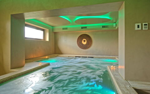 Villa Le Buche: Agua, Edificio, Piscina, Verde, Encendiendo, Diseño De Interiores, Piso, Ocio, Suelo