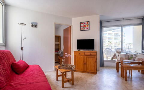 Canet-Plage 650: Mueble, Propiedad, Mesa, Marco, Ventana, Gabinetes, Edificio, Madera, Planta De Casa, Silla