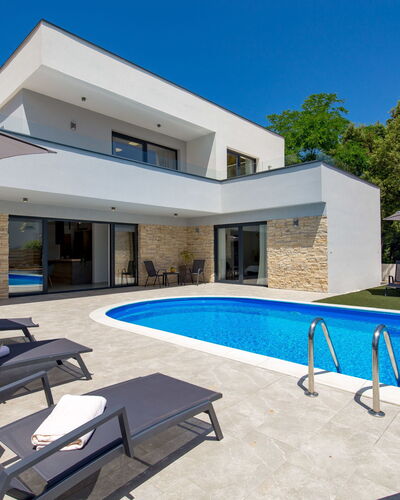 Pinnidae: Agua, Cielo, Edificio, Propiedad, Piscina, Planta, Ventana, Sombra, Arquitectura, Mueble Para Exteriores