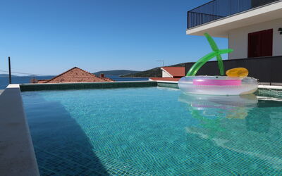 Trogir Vranjica 601: Agua, Cielo, Edificio, Azur, Piscina, Cuerpo De Agua, Casa, Ocio, Agua, Ciudad De Vacaciones