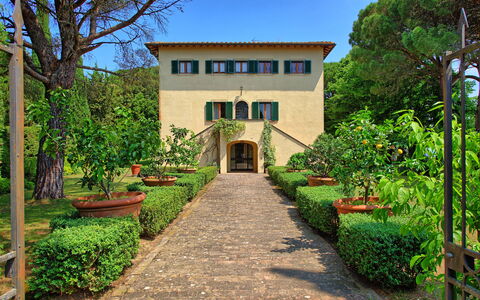 Villa Sorbaiano: Planta, Edificio, Cielo, Flor, Ventana, Árbol, Puerta, Casa, Arquitectura, El Terreno Del Lote