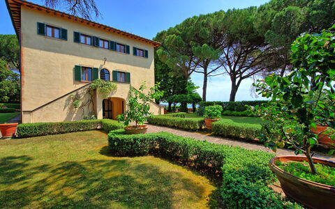 Villa Sorbaiano: Planta, Cielo, Propiedad, Verde, Edificio, Ventana, Naturaleza, Árbol, El Terreno Del Lote, Hierba