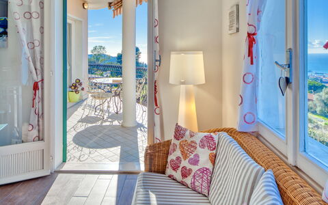 Casa Matilde - Villa Alle Cascine, Imperia: Propiedad, Mueble, Verde, Azur, Edificio, Azul, Comodidad, Ventana, Textil, Diseño De Interiores