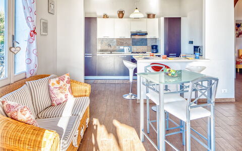 Casa Matilde - Villa Alle Cascine, Imperia: Mueble, Mesa, Propiedad, Azur, Madera, Gabinetes, Naranja, Ventana, Silla, Suelo