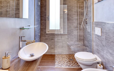 Casa Matilde - Villa Alle Cascine, Imperia: Arreglo De Tubería, Grifo, Propiedad, Lavabo, Edificio, Púrpura, Baño, Lavabo Del Baño, Espejo