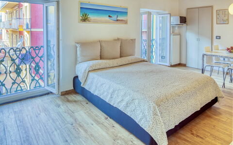 Studio Fede - Levanto: Mueble, Propiedad, Azul, Comodidad, Azur, Almohada, Textil, Madera, Ventana, Marco De La Cama