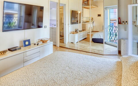Studio Fede - Levanto: Mueble, Gabinetes, Propiedad, Marco, Azur, Edificio, Madera, Puerta, Piso, Casa
