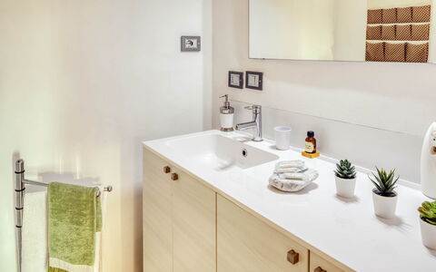Studio Fede - Levanto: Grifo, Gabinetes, Lavabo, Propiedad, Arreglo De Tubería, Mueble, Planta, Mostrador, Maceta, Madera