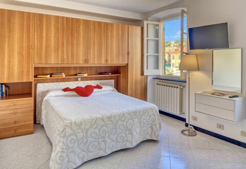 Studio Paola - Levanto: Mueble, Gabinetes, Comodidad, Madera, Diseño De Interiores, Cajón, Edificio, Piso, Cama, Suelo