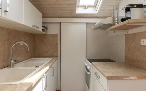 Les Choupou: Gabinetes, Propiedad, Fregadero, Lavabo, Blanco, Ventana, Grifo, Edificio, Madera, Encendiendo